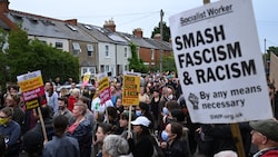 Am Mittwochabend gingen in Großbritannien Tausende Menschen gegen Rechts auf die Straße. (Bild: AFP/Justin Tallis)