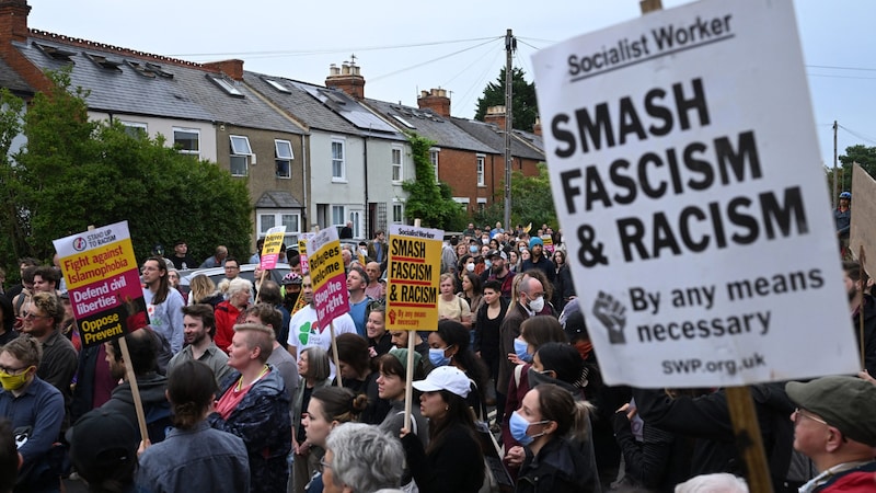 Protest against racism and fascism (Bild: AFP/Justin Tallis)