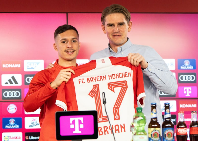 Bryan Zaragoza und Bayern-Sportdirektor Christoph Freund (Bild: GEPA/GEPA pictures)