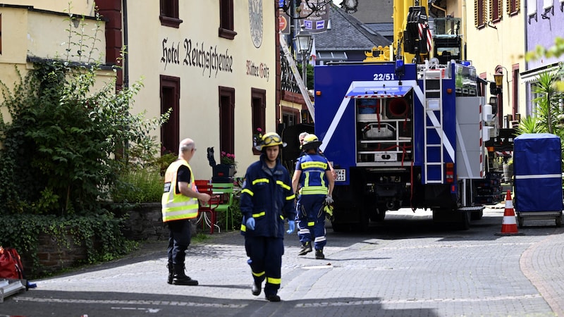 Emergency services (Bild: AFP/Jean-Christophe Verhaegen)