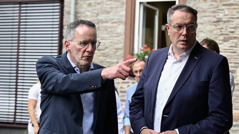 From the left: Michael Ebling, Minister of the Interior of Rhineland-Palatinate, and Minister President Alexander Schweitzer (Bild: AFP/Jean-Christophe Verhaegen)