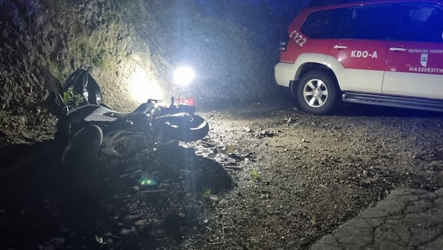 The motorcyclist crashed into a rock face and suffered serious injuries. (Bild: zVg)