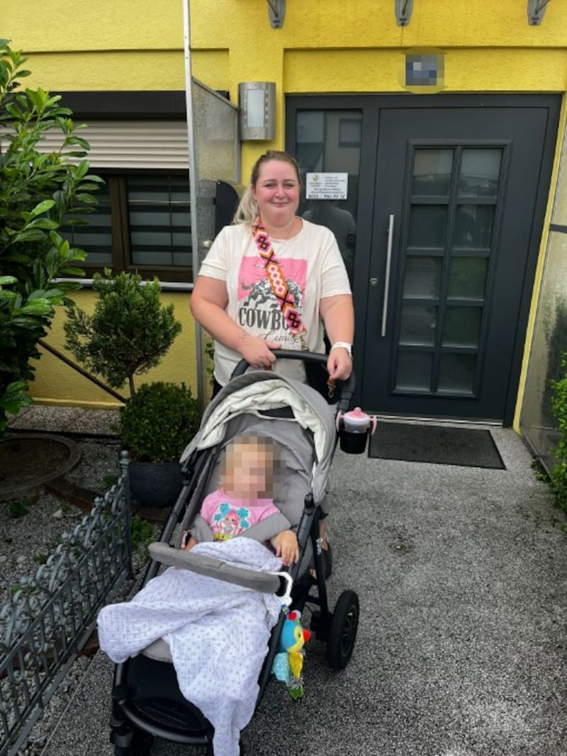 Neighbor Nicole with her child (Bild: Michael Pichler)