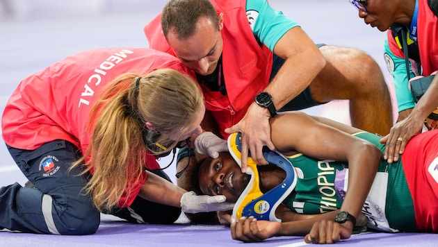 Lamecha Girma fell heavily at the Olympics. (Bild: AP/Bernat Armangue)