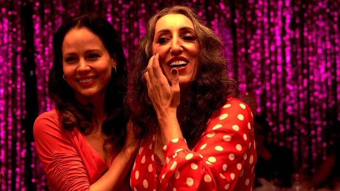 „Paris Paradies“ mit Rossy de Palma, die eine Kettenraucherin spielt.