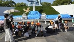 Visitors to an amusement park during the earthquake (Bild: AP)