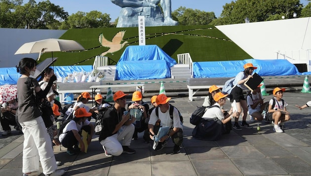 Visitors to an amusement park during the earthquake (Bild: AP)