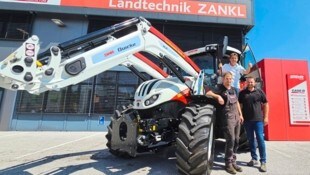 Hannes Jagerhofer mit dem Monster-Traktor, der 110 PS hat. (Bild: Tragner Christian/Christian Tragner)