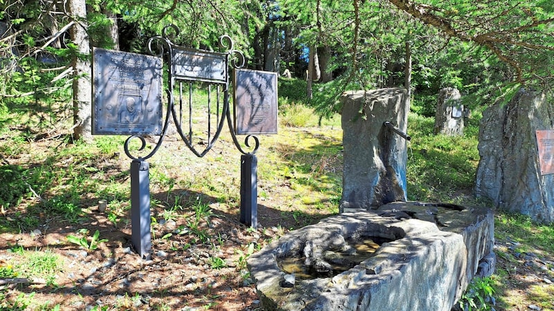 "Då sprudeln die Liadlan außa", explains Dieter Hölbling-Gauster of the St. Veiter Kreis fountain, which invites you to linger alongside numerous memorial stones in the grove. (Bild: Kogler Christina Natascha/Christina Natascha Kogler)