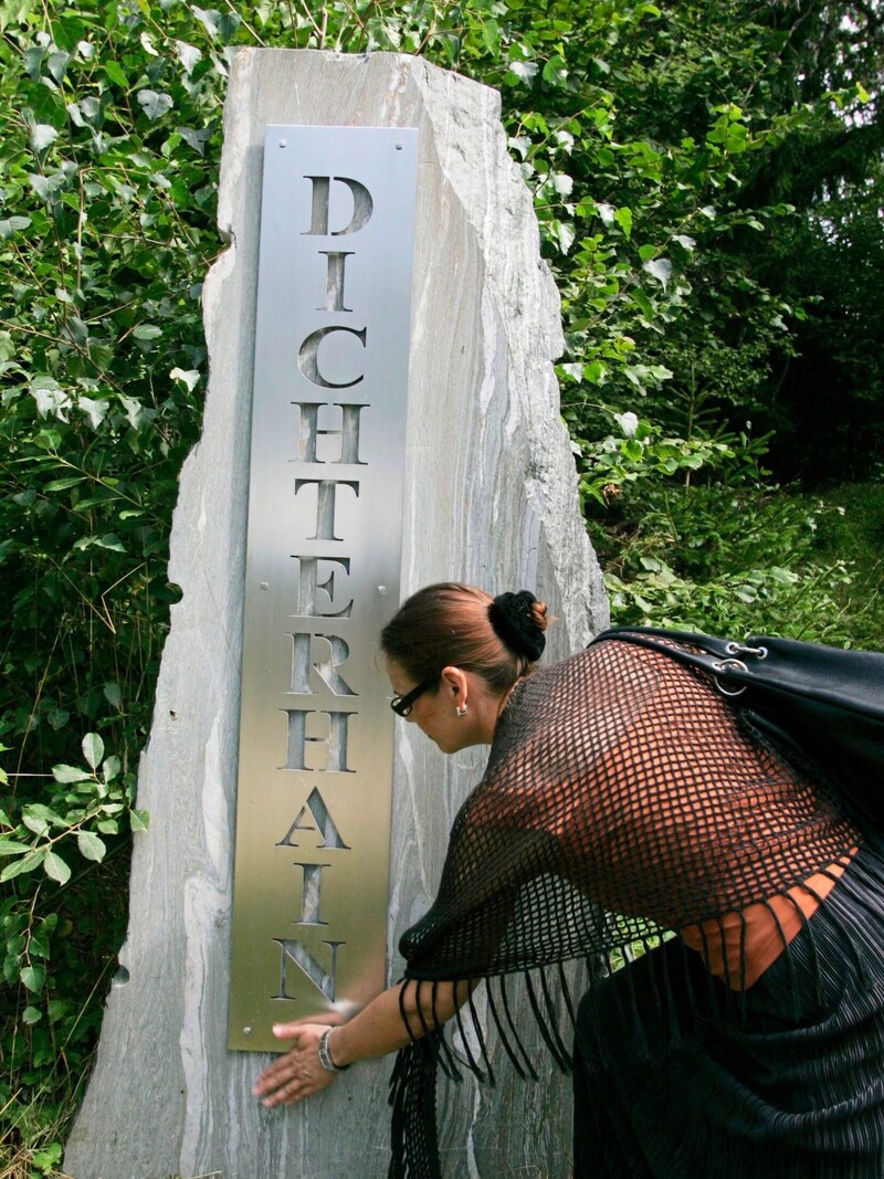 Poetry grove on the Zammelsberg: memorial stones are erected here to great word artists. (Bild: Kreuzer Klaus/Kronen Zeitung)