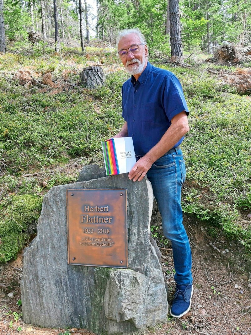 Dieter Hölbling-Gauster beim Gedenkstein für Herbert Flattner am Zammelsberg: Solche Bücherboxen und Bargeld sind Preise für die besten Texte. (Bild: Kogler Christina Natascha)