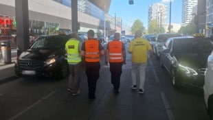 Gemeinsam patroullieren Mitarbeiter der ÖBB-Sicherheitsdienste nun mit Mitgliedern der ...