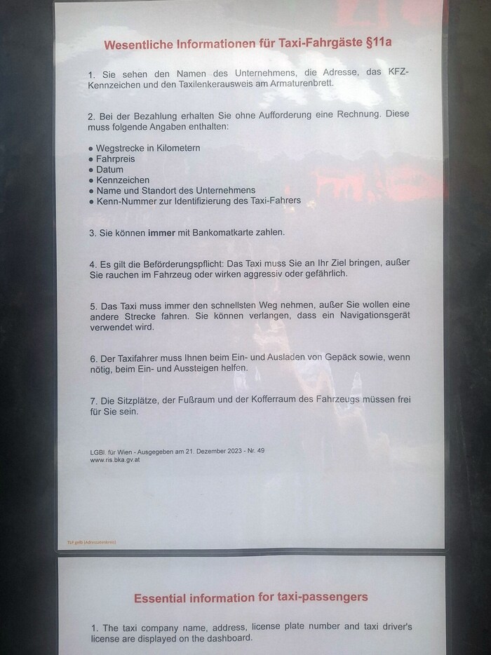 Die Fahrgäste werden nun auf deutsch und auf englisch mit Aushängen über ihre Rechte informiert.
