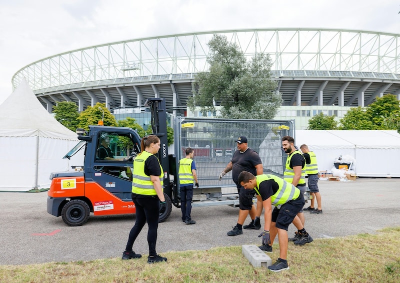 Just a few days ago, everything was dismantled in front of the Happel Stadium following the cancellations. (Bild: APA/FLORIAN WIESER)