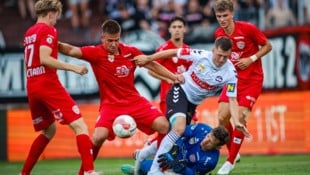 Mit vereinten Kräften holte Kapfenberg um Goalie Richard Strebinger beim Start drei Punkte. (Bild: GEPA pictures)