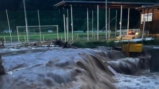 Der überschwemmte Fußballplatz in Stanz (Bild: BFVMZ Pusterhofer)