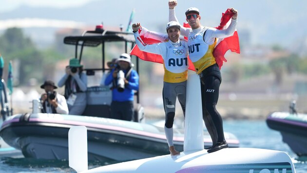 Lara Vadlau and Lukas Mähr celebrate gold. (Bild: AP ( via APA) Austria Presse Agentur/GEORG HOCHMUTH)