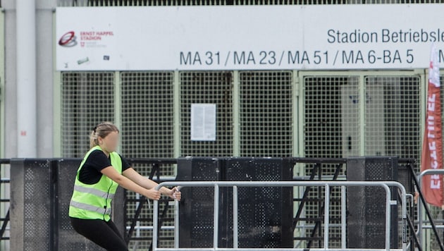 Sicherheitspersonal vor dem Wiener Ernst-Happel-Stadion am Donnerstag (Bild: AFP/Alex Halada, Krone KREATIV)