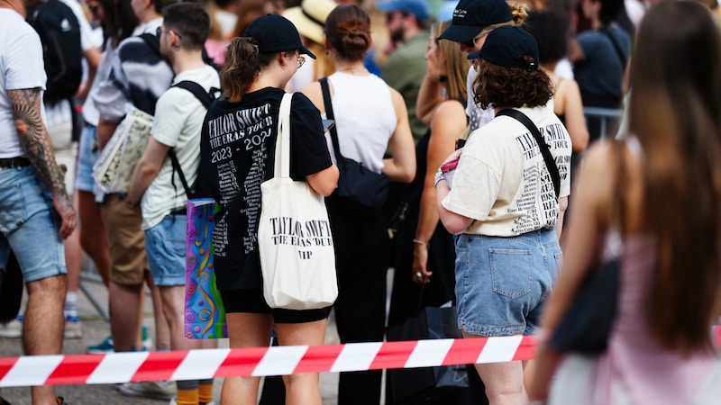 Fans are shocked and sad. A tragedy was prevented, but they may not get to see their idol again ... (Bild: APA/EVA MANHART)