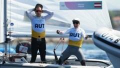 GOLD – Lukas Mähr und Lara Vadlau können es nicht fassen.  (Bild: AP ( via APA) Austria Presse Agentur/GEORG HOCHMUTH)