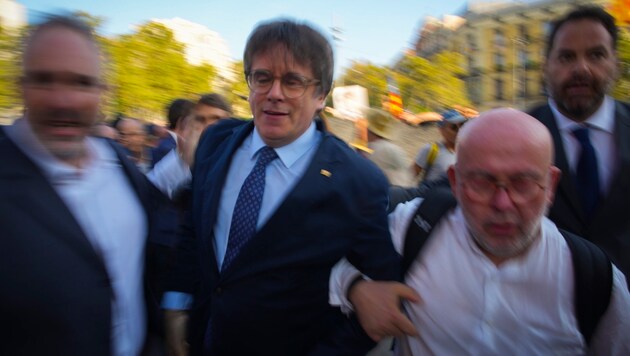 Carles Puigdemont bei seiner Ankunft in Spanien (Bild: ASSOCIATED PRESS)