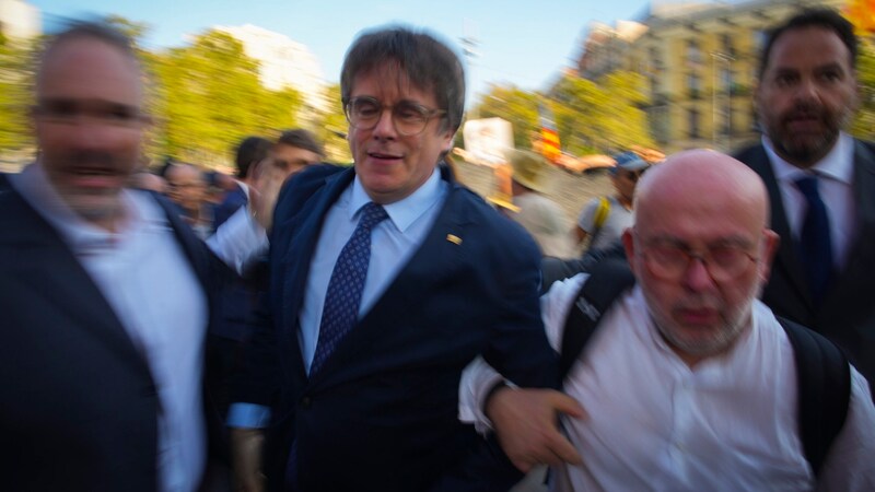 Carles Puigdemont bei seiner Ankunft in Spanien (Bild: ASSOCIATED PRESS)