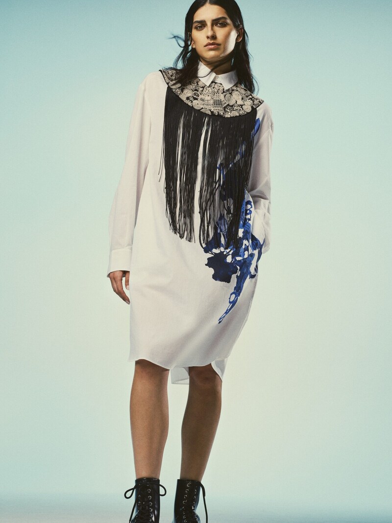 Expressive patterns and opulent details characterize Anamika Khanna's looks. (Bild: H&M)