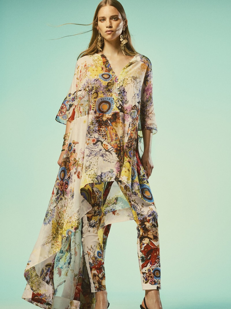 Flowing fabrics and vibrant colors make for exciting looks. (Bild: H&M)