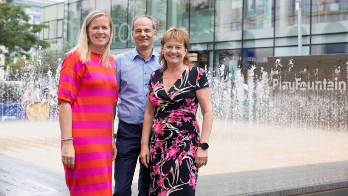 SP-Stadtvize Karin Hörzing (r.) gemeinsam mit Linz Tourismus-Geschäftsführerin Marie-Louise Schnurpfeil und Geschäftsführer der Linz Service GmbH, Werner Sonnleitner bei der Eröffnung des Wasserspielplatzes am Martin-Luther-Platz.
