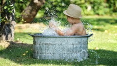 Erst ab Dienstag wird es im Land wieder wechselhaft – bis dahin gibt es genügend Gelegenheit für Plantschereien! (Bild: stock.adobe.com/Jenny Sturm - stock.adobe.com)