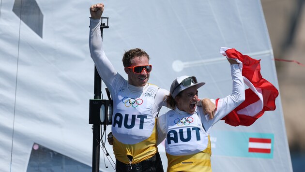 Lara Vadlau (right) celebrates sailing gold with Lukas Mähr. (Bild: GEPA pictures)