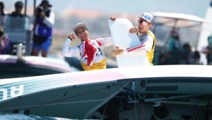 Lara Vadlau und Lukas Mähr brachten nach ihrem Olympiasieg ihre Jolle zum Kentern.