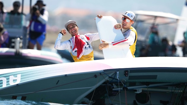 Lara Vadlau and Lukas Mähr capsized their dinghy after their Olympic victory. (Bild: AP ( via APA) Austria Presse Agentur/GEORG HOCHMUTH)