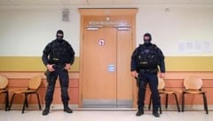 Beamte sichern Terrorverhandlung im „Landl“. Sicher nicht der letzte Prozess. (Bild: APA/APA / picturedesk.com)