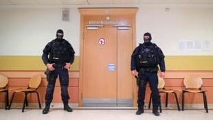 Beamte sichern Terrorverhandlung im „Landl“. Sicher nicht der letzte Prozess. (Bild: APA/APA / picturedesk.com)