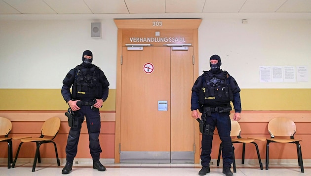 Beamte sichern Terrorverhandlung im „Landl“. Sicher nicht der letzte Prozess. (Bild: APA/APA / picturedesk.com)