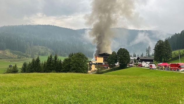 Die Rauchsäule weit herum zu sehen. (Bild: FF Filzmoos)