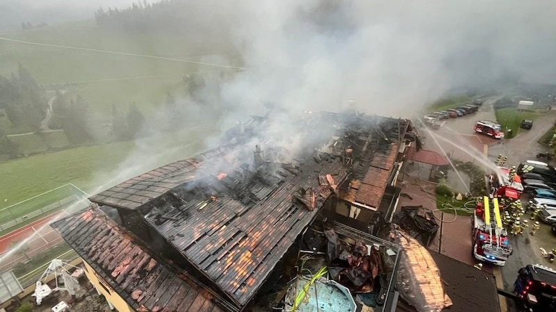 Das Dach des Vier-Sterne-Hotels wurde zu einem Raub der Flammen. (Bild: FF Filzmoos)