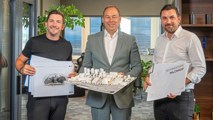 Hannes (left) and brother Peter Schreiner (right) are delighted with lawyer Georg Eisenberger ...