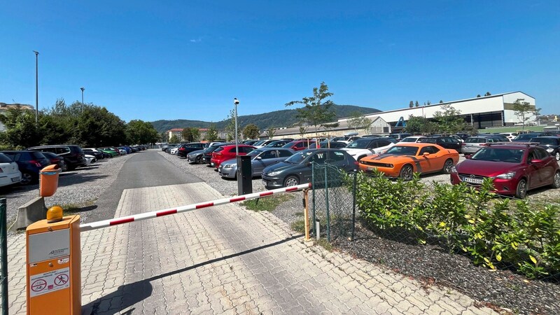 Aktuell ist das Gelände am Bahnhofgürtel ein Parkplatz. Eigentlich sollten hier schon längst Gebäude mit einer Bruttogeschoßfläche von bis zu 35.000 m2 stehen. (Bild: Jauschowetz Christian)