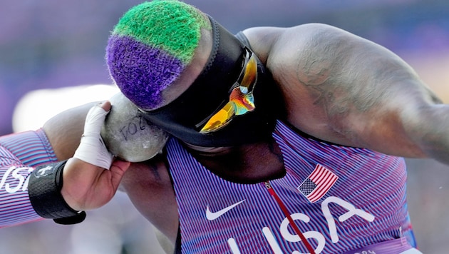 Raven Saunders fights for Olympic gold. (Bild: AP)