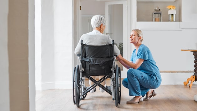 Nursing staff in the Thermenregion can now breathe a sigh of relief as they will have to stand in less often. (Bild: Yuri Arcurs peopleimages.com)