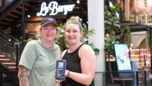 Silke Schwabegger und Julia Krumbiegel aus Linz wären beide auf das Taylor Swift Konzert in Wien gegangen. Stattdessen haben sie sich einen gratis Burger von Le Burger geholt. (Bild: Horst Einöder/Flashpictures)