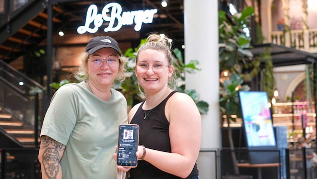 Silke Schwabegger und Julia Krumbiegel aus Linz wären beide auf das Taylor Swift Konzert in Wien gegangen. Stattdessen haben sie sich einen gratis Burger von Le Burger geholt. (Bild: Horst Einöder/Flashpictures)