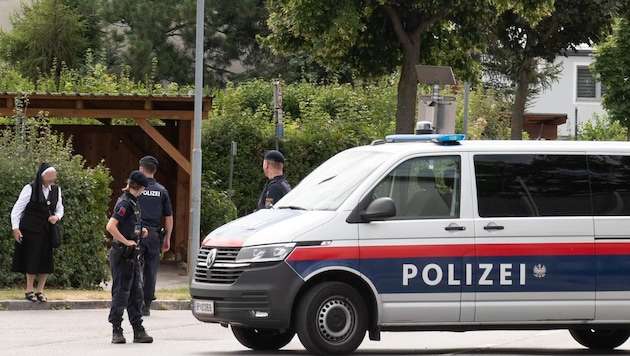 Police forces cordoned off the suspect's settlement. (Bild: DORIS SEEBACHER, Krone KREATIV)