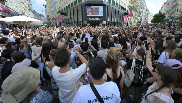 Many Taylor Swift fans only came to Vienna to attend one of the three concerts. After the cancellation, they are now celebrating in Vienna's city center anyway. (Bild: APA Pool/APA/ROLAND SCHLAGER)