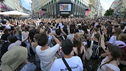 Viele Taylor-Swift-Fans kamen nur nach Wien, um auf eines der drei Konzerte zu gehen. Nach der Absage feiern sie nun in der Wiener City trotzdem. (Bild: APA Pool/APA/ROLAND SCHLAGER)