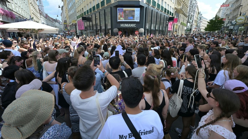 Stephansplatz is bursting at the seams (Bild: APA Pool/APA/ROLAND SCHLAGER)