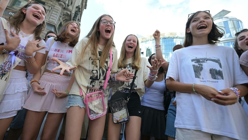 Trotz der Konzertabsagen ließen sich die Swifties in Wien nicht vom Feiern abhalten. (Bild: APA Pool/APA/ROLAND SCHLAGER)