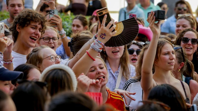 Swift-Fans in Wien (Bild: AP/The Associated Press)